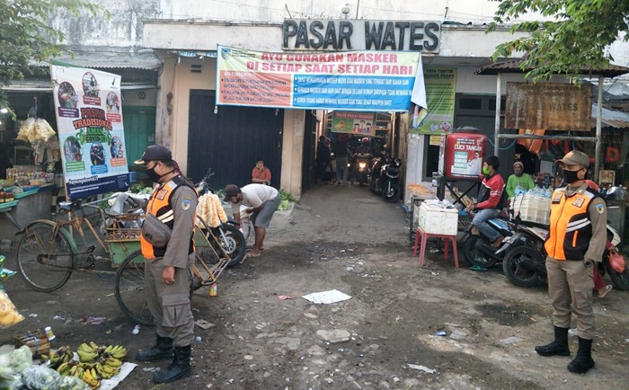 Petugas Satpol PP Kabupaten Kediri, saat berada di Pasar Wates. foto: ist.
