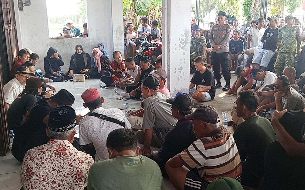 Mediasi kesepakatan harga material tambang antara perwakilan sopir dan pengelola tambang didampingi Pemkab dan Polres Magetan. Foto: ANTON/HB