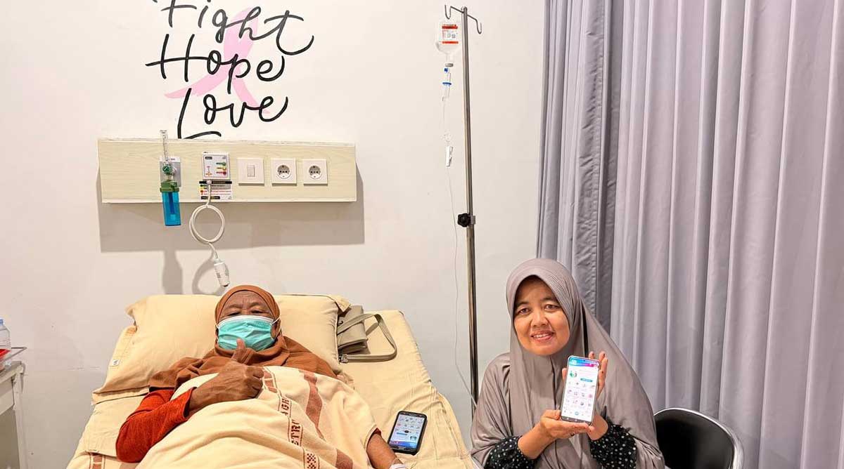 Rita Hariyanti (49), warga Kecamatan Sidorukun, Gresik, saat menemani ibunya menjalani perawatan.