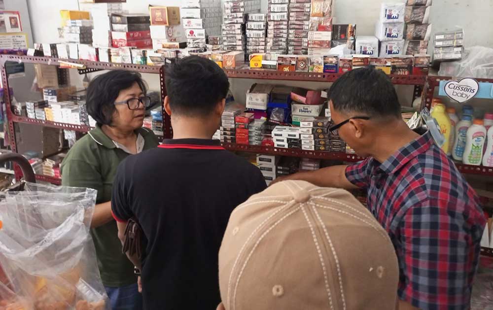 Anggota Satpol PP Pamekasan saat menyosialisasikan siroleg di Kecamatan Pasean dan Batu Marmar. 