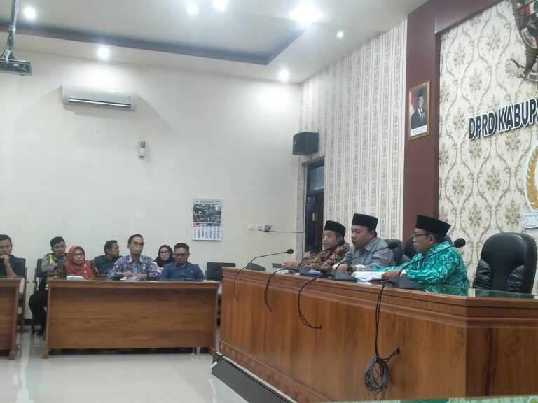  Ketua DPRD dan Unsur Pimpinan DPRD dan anggota saat RDP di Aula Gedung DPRD Trenggalek
