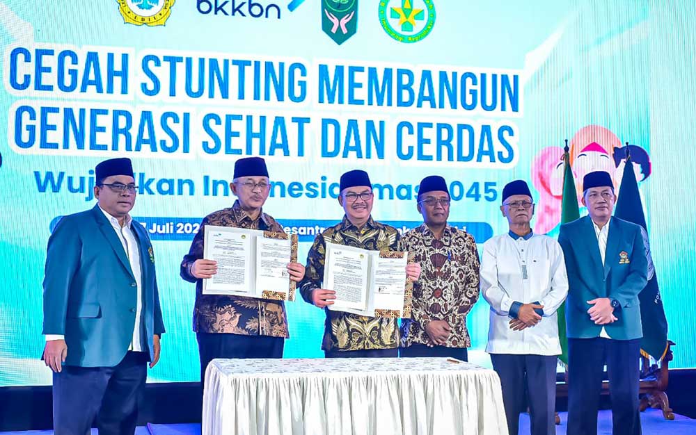 Penandatanganan MoU antara BKKBN dan LDII dalam rangka pencegahan stunting di Ponpes Wali Barokah Kediri. Foto: Ist. 