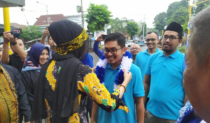Ahmad Anis saat tiba di Cafe Pojok Bangka, lokasi pendaftaran bacabup Partai Demokrat-PAN.