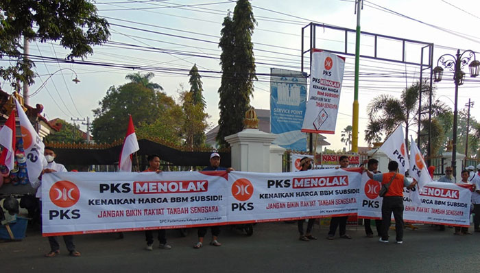 Suasana aksi flashmob yang digelar DPD PKS Pamekasan dalam rangka menolak kenaikan harga BBM, Minggu (11/9/2022).