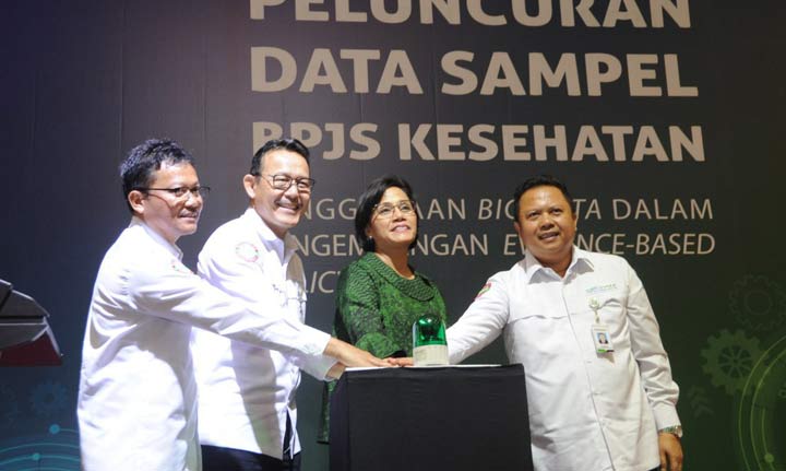 Direktur Utama BPJS Kesehatan Fachmi Idris bersama Menteri Keuangan RI Sri Mulyani memencet tombol tanda dilaunchingnya Data Sampel. foto: ist