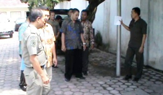 Anggota dewan saat melakukan sidak di salah satu RS bersalin di Kota Kediri. (Arif Kurniawan/BANGSAONLINE)