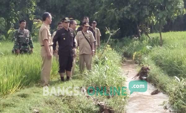 Wakil Bupati Kediri Masykuri bersama BPBD meninjau lokasi sungai yang sering meluap hingga memasuki pemukiman warga. foto: arif kurniawan/ BANGSAONLINE