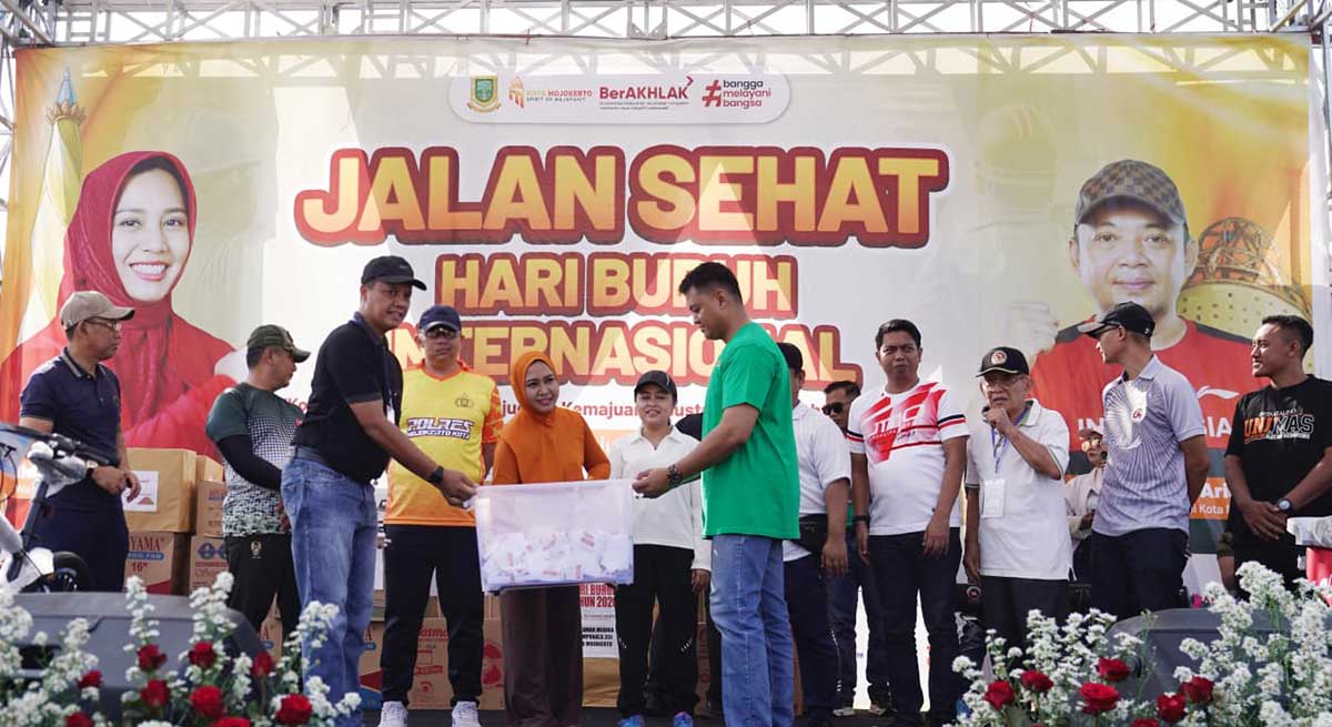 Wali Kota Mojokerto saat menyerahkan hadiah.
