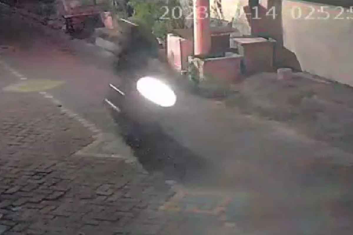 Tangkapan layar rekaman CCTV di Perumahan Marinir TNI AL Sidoarjo yang menggunakan jaket ojek online.