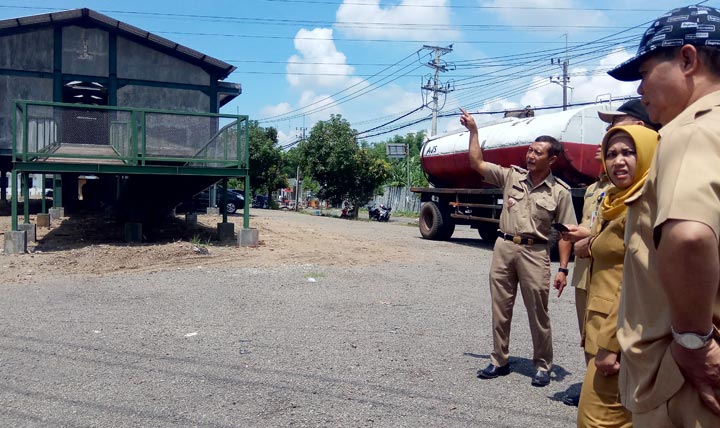 Wali Kota Mojokerto Ning Ita ketika meninjau lokasi pembangunan rest area. foto: YUDI EP/ BANGSAONLINE