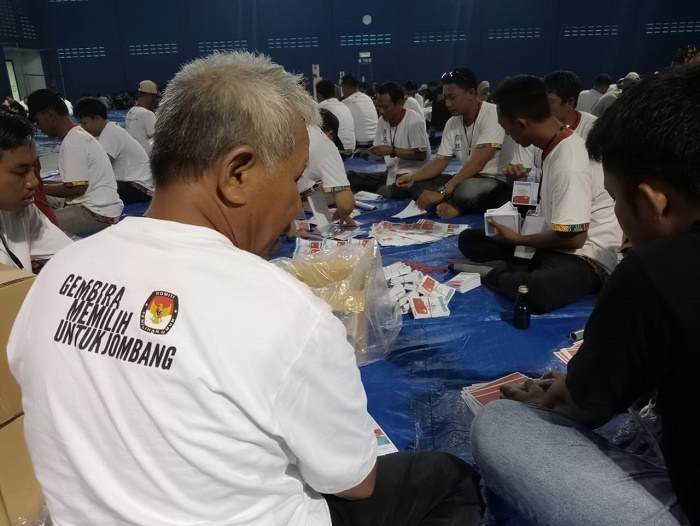 Pelipatan Sortir Surat Suara, KPU Jombang Libatkan Ratusan Orang