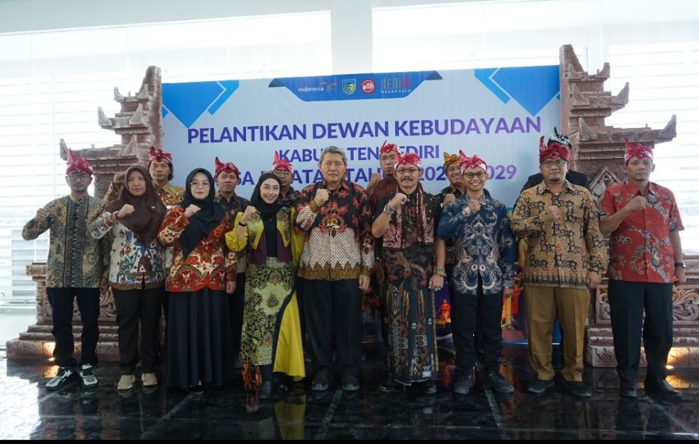 Sekretaris Daerah Mohamad Solikin bersama anggota Dewan Kebudayaan Kabupaten Kediri yang baru dilantik. (Ist). 