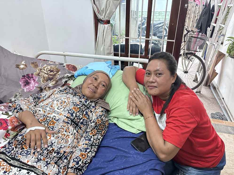 Tetap berjuang dan optimis. Sri (kiri) saat menjalani pengobatan kanker. (Ist)