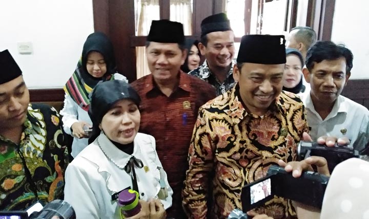 Ketua Komisi D DPRD Kota Malang Wanedi bersama Kepala Dindikbud Kota Malang Zubaidah, usai hearing di ruang komisi, Rabu (12/02). foto: IWAN IRAWAN/ BANGSAONLINE