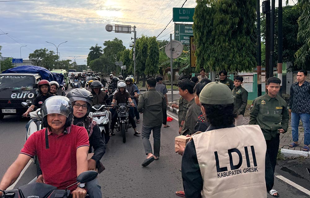 Pemuda LDII Gresik saat menggelar bagi takjil. Foto: Ist.