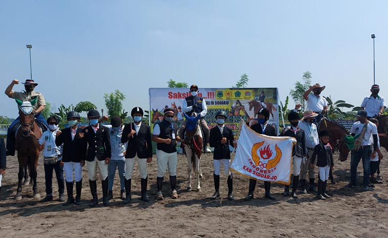 Hudiyono dan Forkopimda saat pembukaan event berkuda, di Desa Kalidawir Tanggulangin, Sabtu (7/11). foto: ist.