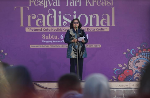 Pj Wali Kota Kediri Zanariah membuka Festival Tari Kreasi Tradisional