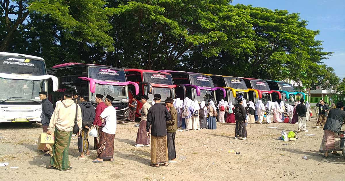 Proses pemulangan santri Ponpes Lirboyo ke kampung halamannya. Foto: Ist