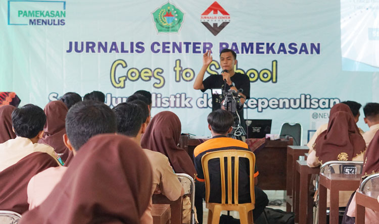 Narasumber saat memberikan materi tentang jurnalistik dalam program JCP Goes to School di SMAN 2 Pamekasan.