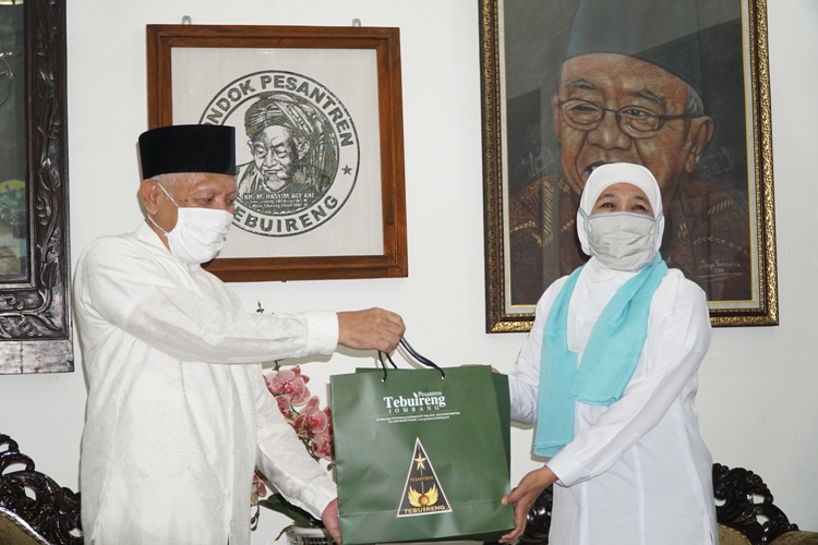 KH. Abdul Hakim Mahfudz (Gus Kikin) memberikan cindra mata kepada Gubernur Jawa Timur Khofifah Indar Parawansa di Ndalem Kasepuhan Pesantren Tebuirerng, Selasa (16/6/2020). foto: Tebuireng Online 