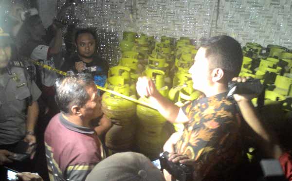 ?Kasatreskrim Polres Kediri saat menggerebek salah satu pangkalan elpiji di wilayah Kabupaten Kediri. (foto: dendi martoni/BANGSAONLINE)