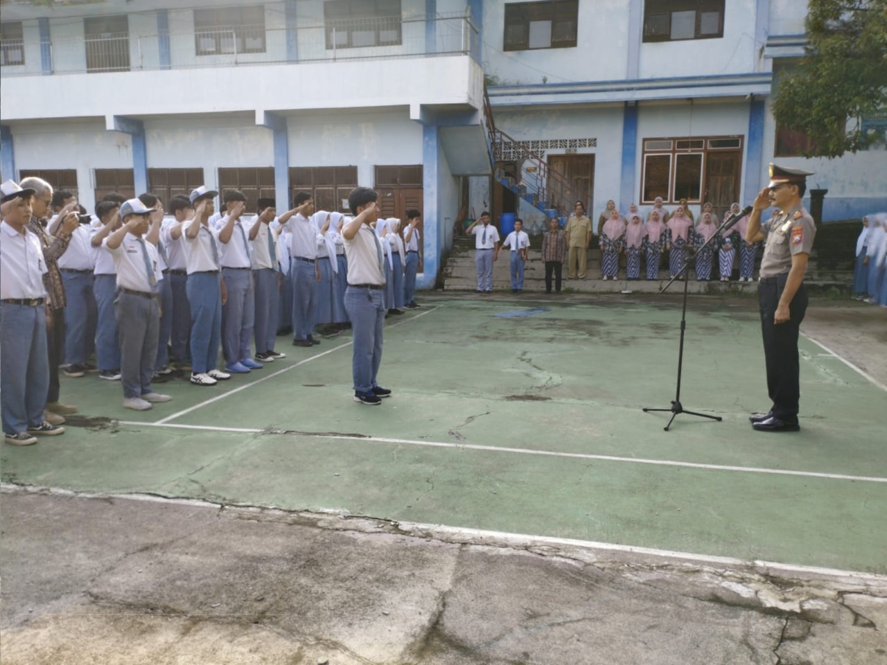 Salah satu dari perwira Polres Ngawi sebagai pembina upacara Hardiknas