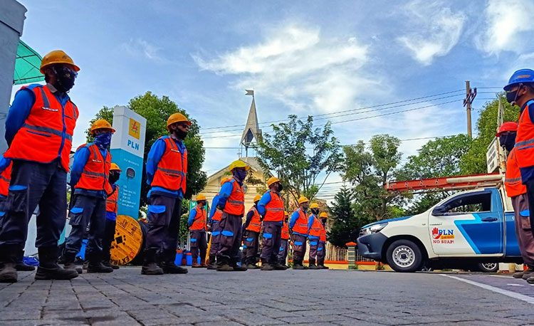 Tim Siaga PLN Covid-19 melakukan gelar pasukan dan peralatan untuk memastikan pasokan listrik, khususnya ke pusat kesehatan, rumah sakit, dan sentra vaksinasi berjalan baik.
