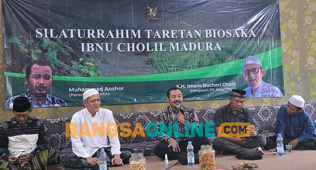 Inovator Biosaka, Muhammad Anshor, saat memberi sambutan di Pondok Pesantren Ibnul Cholil. Foto: AHMAD FAUZI/BANGSAONLINE