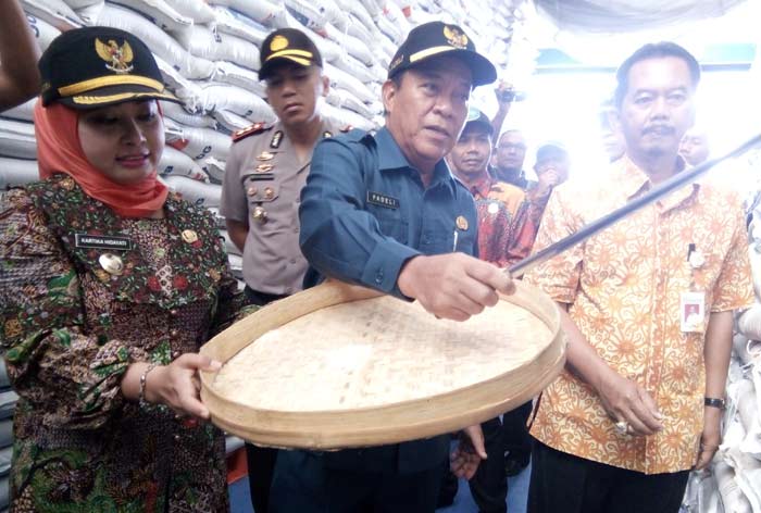 Bupati Fadeli didampingi Wabup Kartika saat sidak di gudang Bulog Sub Divre III Bojonegoro.