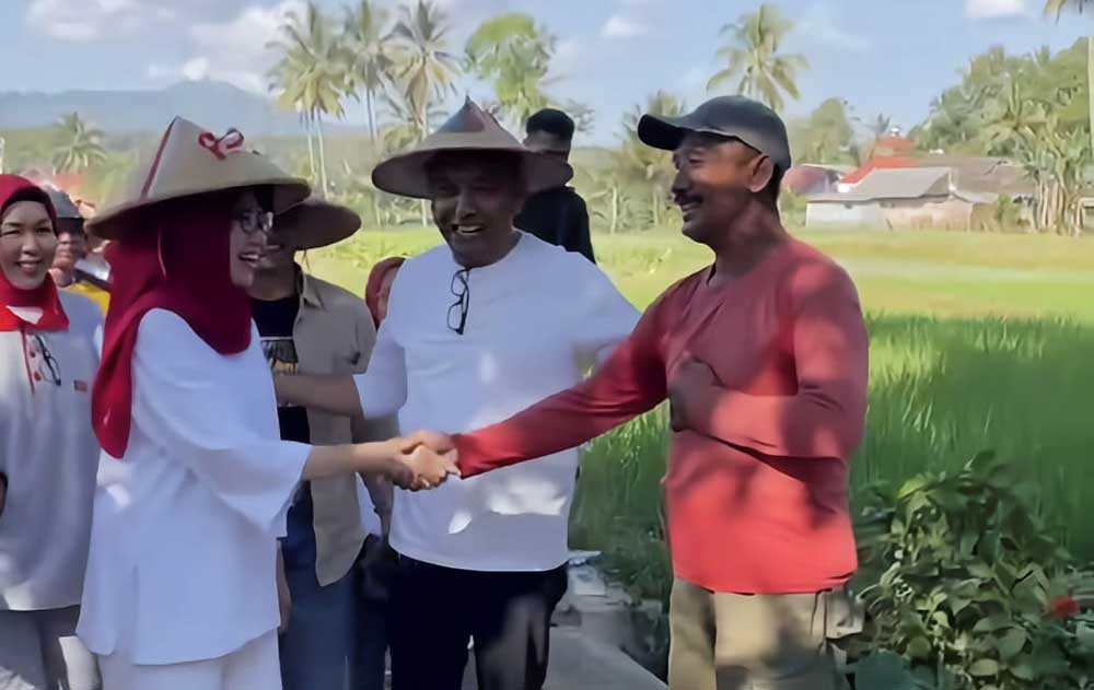 Calon Bupati Lumajang, Indah Amperwati saat bersalaman dengan petani. 