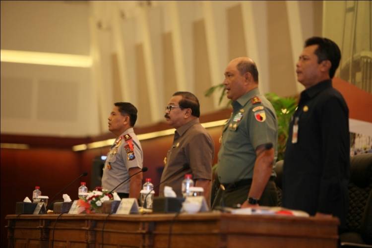 Jajaran Forpimda Jawa Timur saat rapat koordinasi terkait pileg, Senin (10/3/2014). foto:nisa/BANGSA ONLINE
