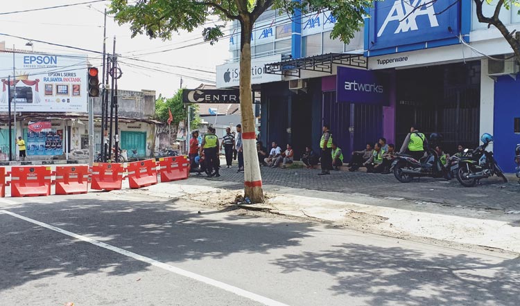  Sejumlah toko di Jalan Kelud tampak sudah mulai tutup dan terdapat petugas yang berjaga di depannya.