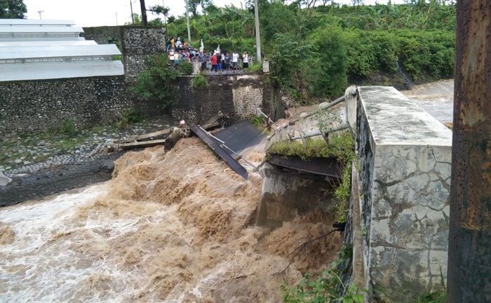 Jembatan putus yang menghubungkan Kecamatan Pandaan dan Gempol.
