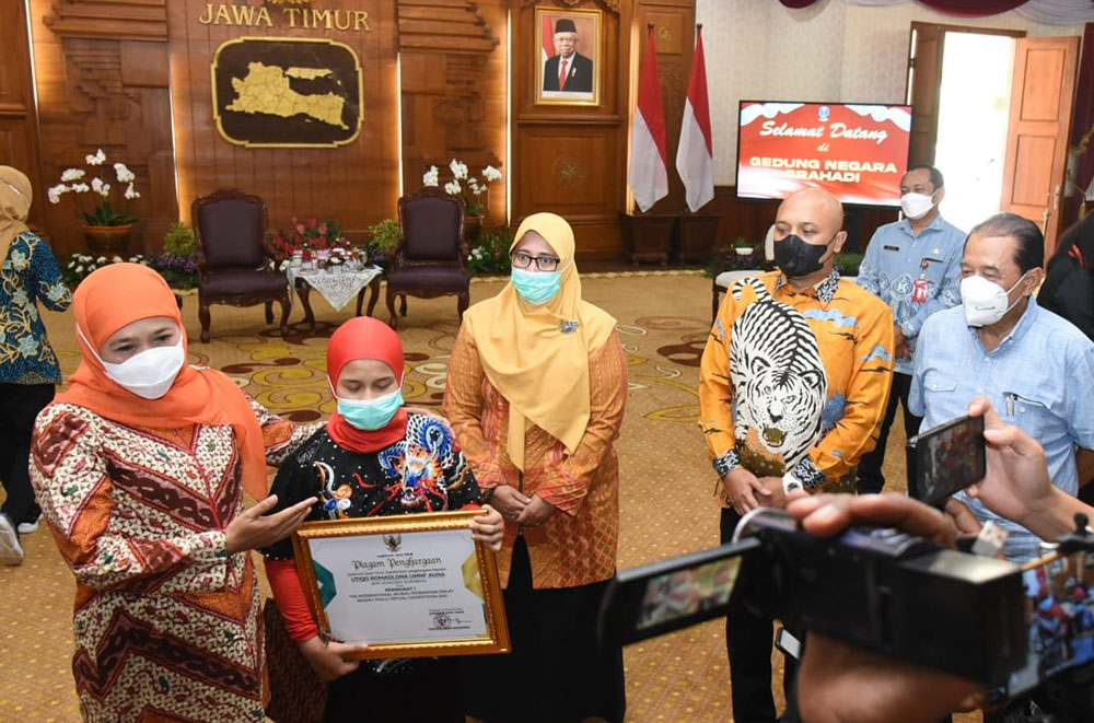 Gubernur Jawa Timur, Khofifah Indar Parawansa, saat memberikan piagam penghargaan kepada atlet wushu, Utiqo Romadlona Ummi Auna.