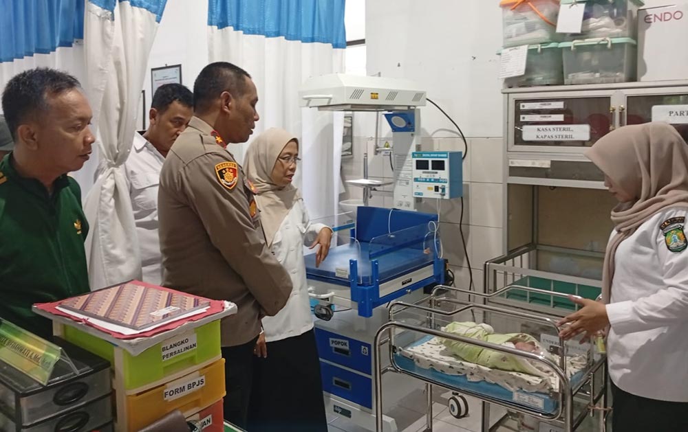 Kapolsek Bangil didampingi Kanitreskrim saat melihat bayi yang sudah diamankan di Pukesmas Bangil.