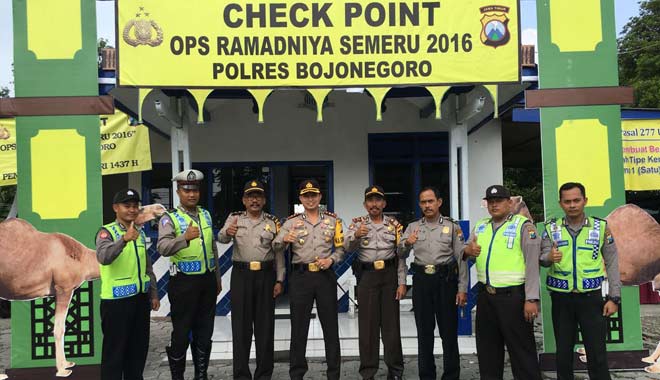 Kapolres Bojonegoro saat memantau pos pelayanan di Kecamatan Baureno. foto: EKY NURHADI/ BANGSAONLINE