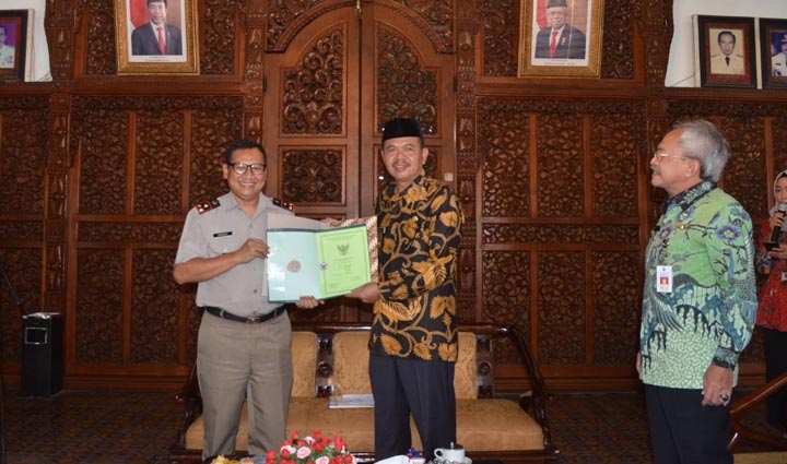 Bupati Mojokerto Pungkasiadi, menerima sertifikat tanah secara simbolis dari Kepala Badan Pertanahan Nasional (BPN) Kabupaten Mojokerto Hendy Pranabowo. 