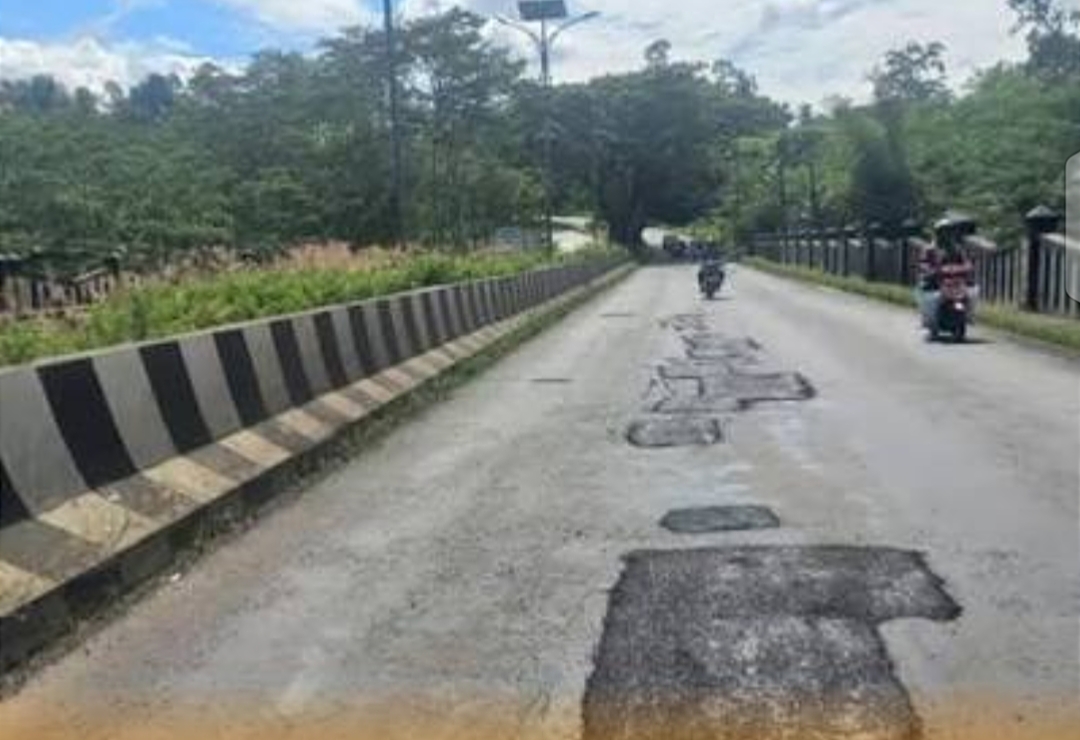 Salah satu ruas jembatan yang mengalami kerusakan
