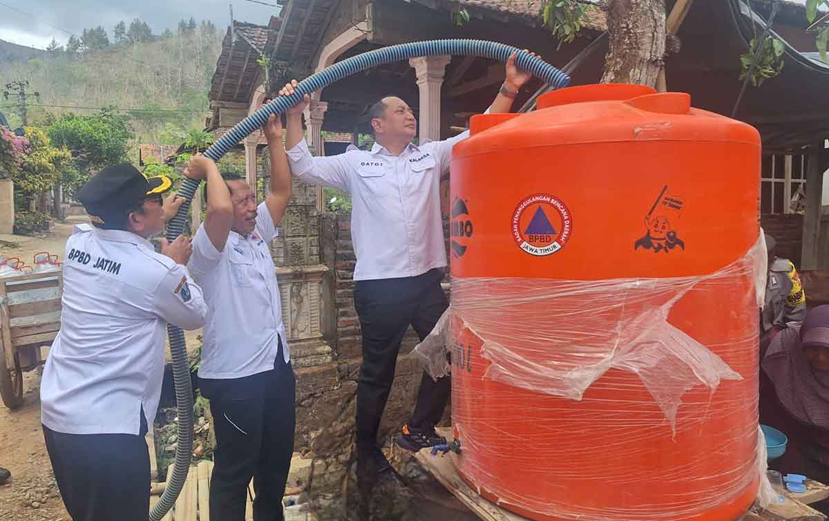 Kalaksa BPBD Jatim saat droping air bersih di Trenggalek.