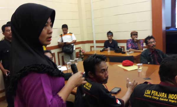 Korban debt collector, Purwanti, ketika mengadu ke Komisi D DPRD Gresik. foto: syuhud/BANGSAONLINE