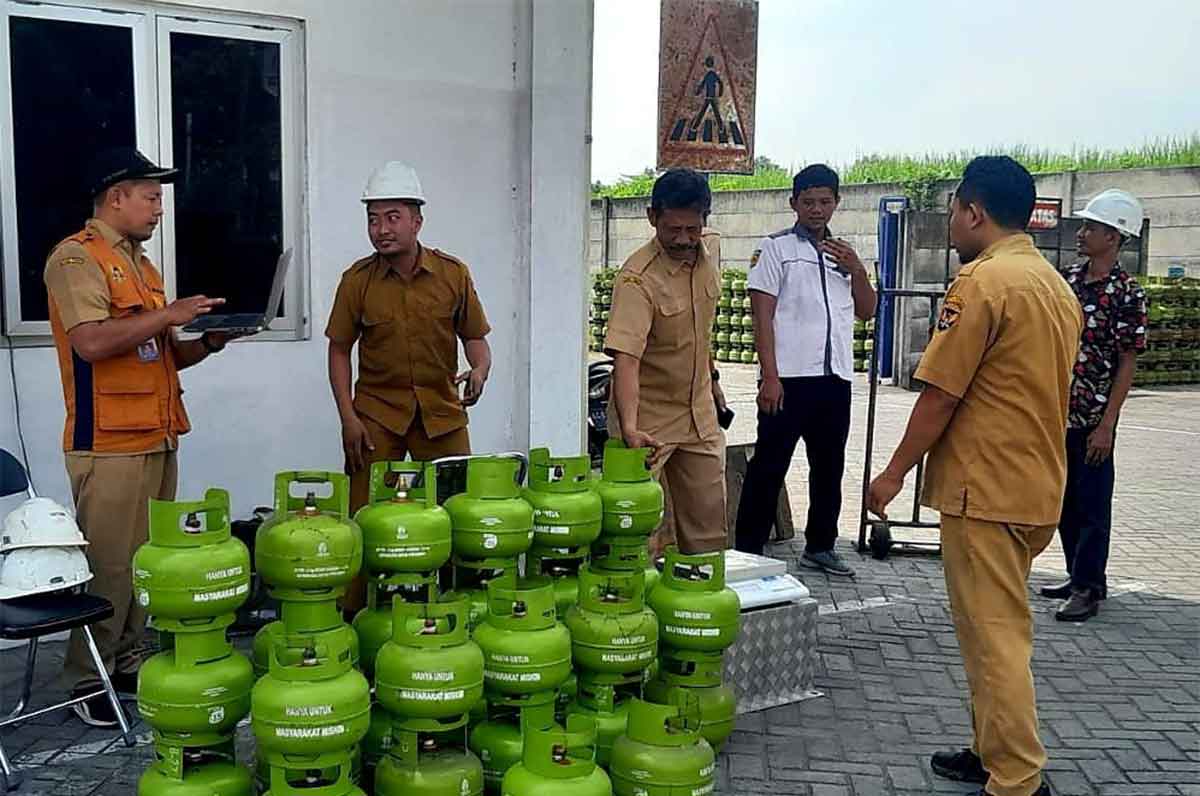 Petugas dari Disperdagin Kota Kediri saat mengecek tabung gas melon. Foto: Ist