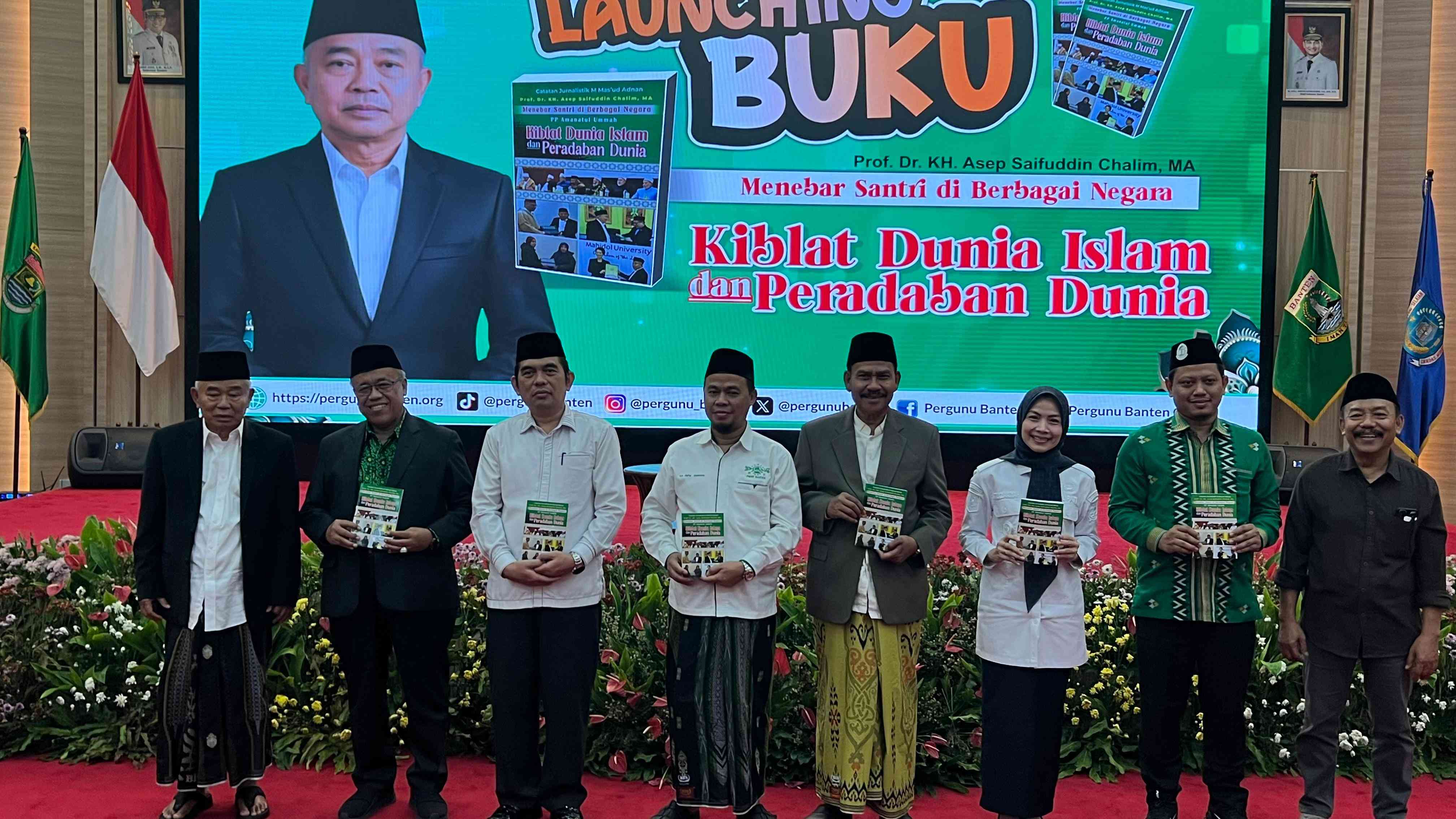 Acara launching buku Kiblat Dunia Islam dan Peradaban Dunia ditandai dengan penyerahan buku secara simbolik oleh M. Mas