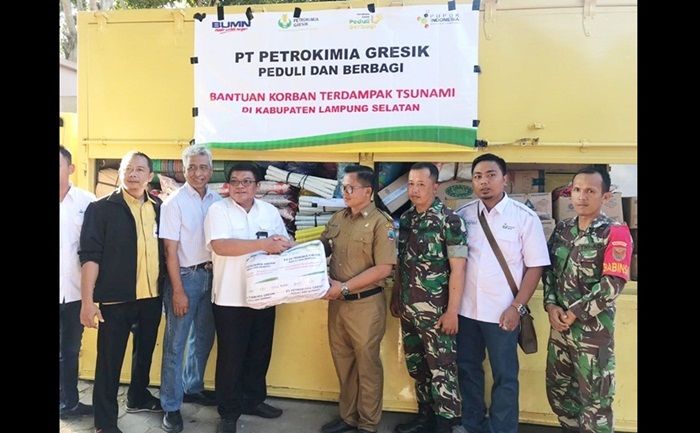 Dirsar PG Meinu Sadariyo (tiga dari kiri) menyerahkan bantuan untuk korban terdampak tsunami secara simbolis kepada Kabag Organisasi Sekda Lampung Selatan Puji Sukamto (empat dari kanan).