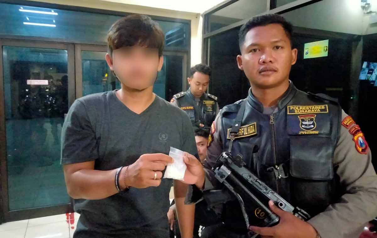 Tim Respons Cepat Tindak Patroli Perintis Presisi Sat Samapta Polrestabes Surabaya saat mengamankan salah satu pelaku beserta barang bukti.