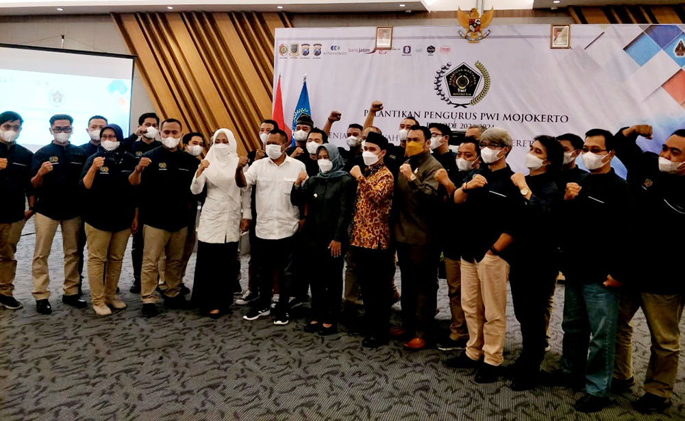 Para pengurus PWI Mojokerto foto bersama Ketua PWI Jatim dan Forpimda usai pengukuhan.