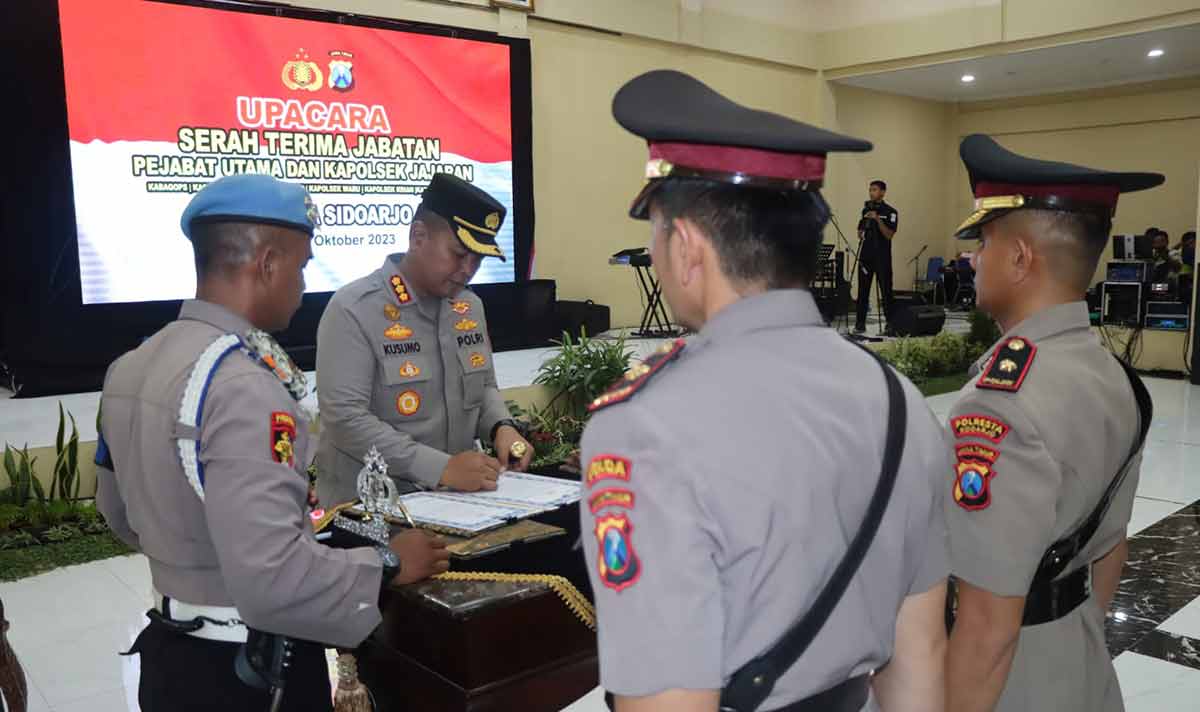 Kapolresta Sidoarjo, Kombes Pol Kusumo Wahyu Bintoro, saat memimpin sertijab.