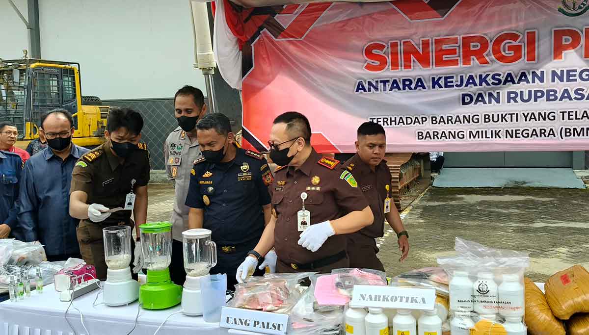 Pemusnahan rokok ilegal serta narkoba yang dilakukan Bea Cukai bersama Kejari Blitar.