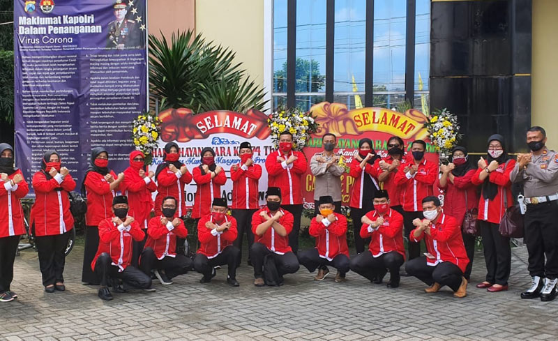 Jajaran DPC PDIP Kabupaten Kediri bersama Kapolres AKBP Lukman Cahyono. foto: MUJI HARJITA/ BANGSAONLINE
