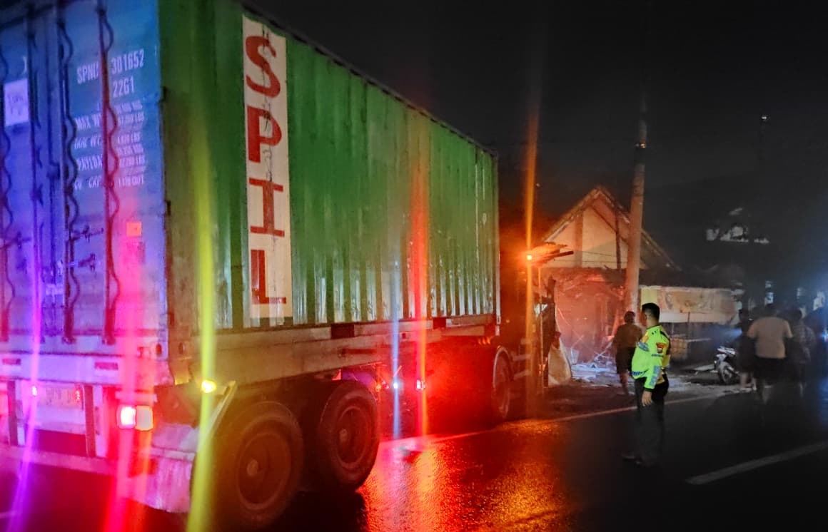 Kondisi truk usai mengalami laka