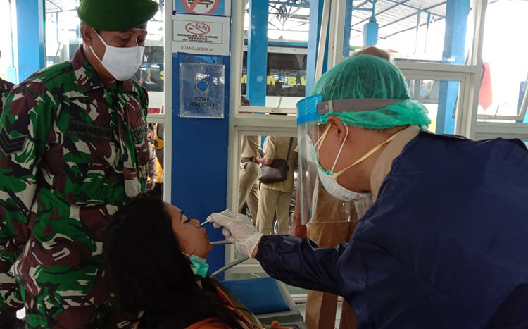 Jajaran Forkopimda Lumajang gelar operasi yustisi dan tes antigen kepada sopir angkot, kernet, dan penumpang dari luar Lumajang. (foto: ist)